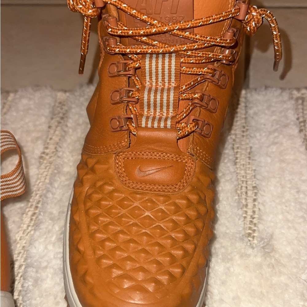 Women’s Nike lunar force 1 Duck boot in tan